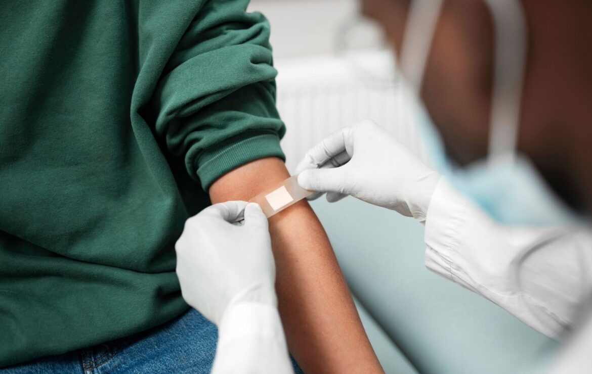 Cuidados Após a Coleta de Sangue: O Que Fazer (e Evitar) para Seu Bem-Estar