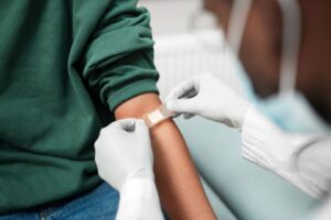 Cuidados Após a Coleta de Sangue: O Que Fazer (e Evitar) para Seu Bem-Estar